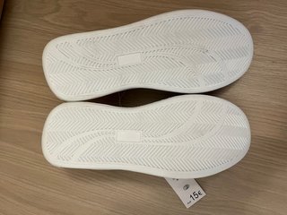 Zapatillas blancas y grises con etiqueta