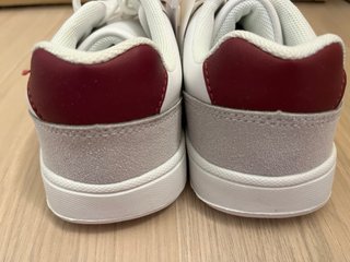 Zapatillas blancas y grises con etiqueta