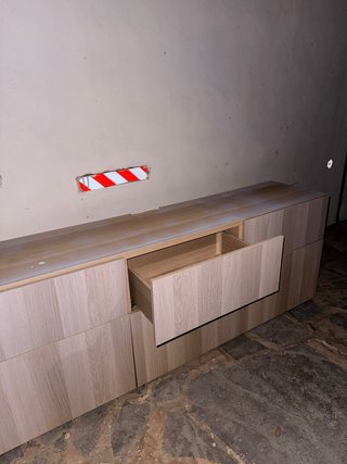 Mueble de madera beige y marrón