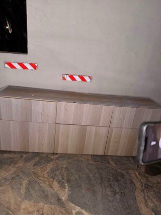 Mueble de madera beige y marrón