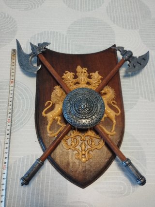 Escudo medieval decorativo con hachas