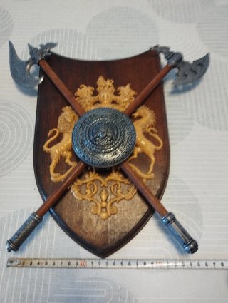 Escudo medieval decorativo con hachas