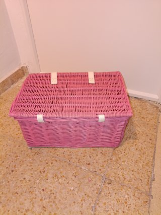 Cesta Mimbre Rosa con Tapa y Cierres Blancos