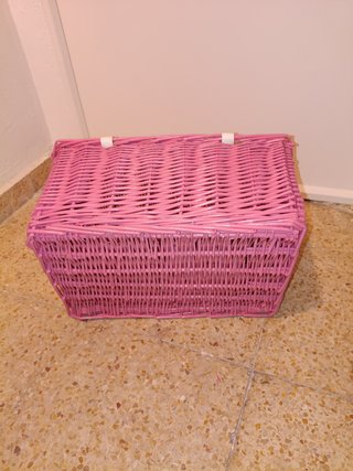 Cesta Mimbre Rosa con Tapa y Cierres Blancos