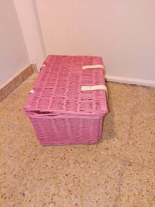 Cesta Mimbre Rosa con Tapa y Cierres Blancos