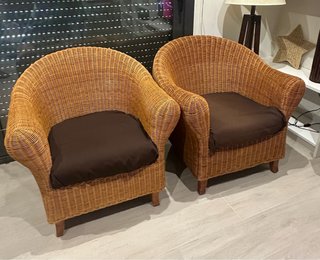 Pareja sillones mimbre cojines marrones