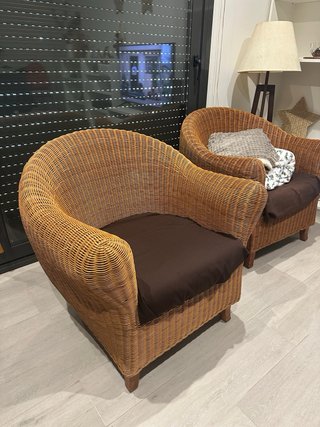 Pareja sillones mimbre cojines marrones