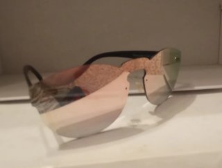 Gafas de sol plateadas y rosas