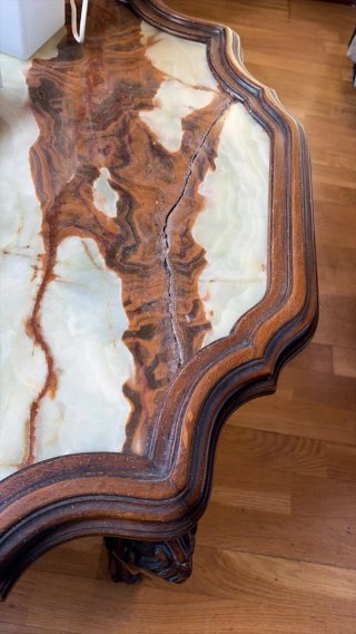 Mesa de centro antigua de madera y mármol
