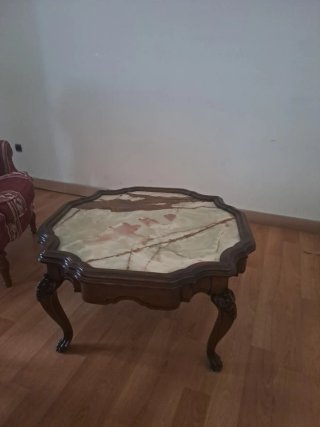 Mesa de centro antigua de madera y mármol
