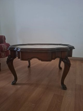 Mesa de centro antigua de madera y mármol