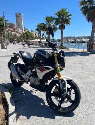 BMW G 310 R Negra y Blanca