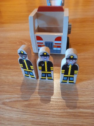 Camión de bomberos de madera con figuras