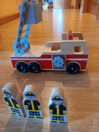 Camión de bomberos de madera con figuras
