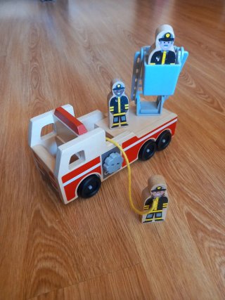 Camión de bomberos de madera con figuras