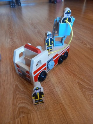 Camión de bomberos de madera con figuras