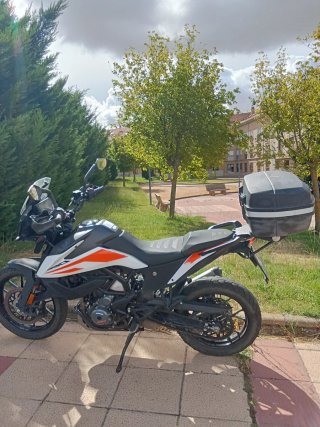 Moto Trail Negra y Blanca