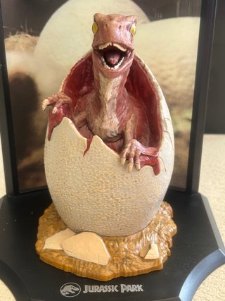 Jurassic Park Baby Raptor Huevo Figura