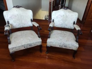 Pareja de butacones antiguos de tela y madera