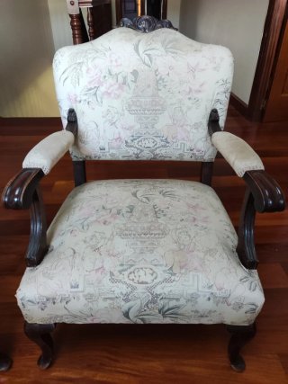 Pareja de butacones antiguos de tela y madera