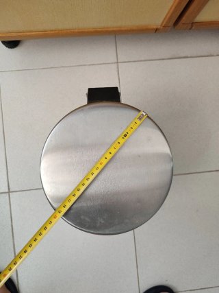 Papelera metálica pequeña con pedal