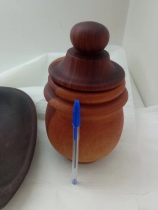 Bote y plato de madera