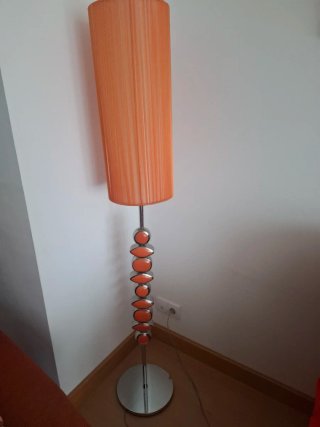 Lámpara de pie naranja y plateada