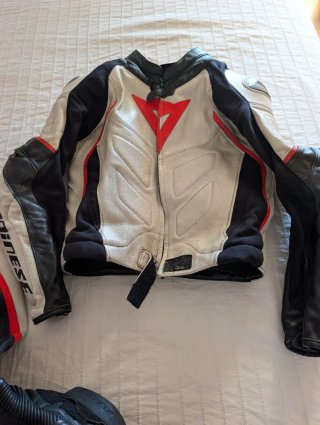 Mono Dainese Negro y Rojo