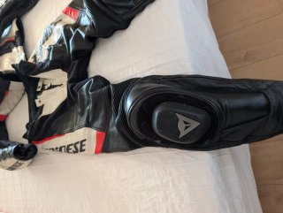 Mono Dainese Negro y Rojo