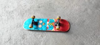 Skate con huellas pintadas