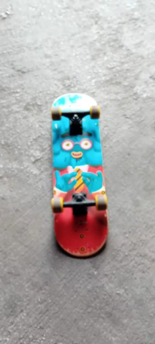 Skate con huellas pintadas