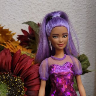 Muñeca Barbie fashionista Pelo Morado Vestido Rosa