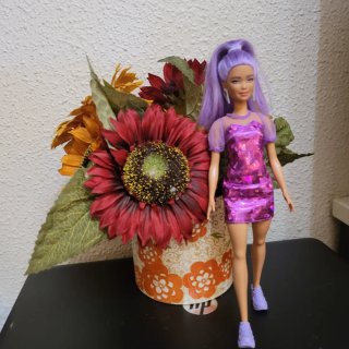 Muñeca Barbie fashionista Pelo Morado Vestido Rosa