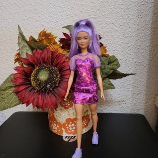 Muñeca Barbie fashionista Pelo Morado Vestido Rosa