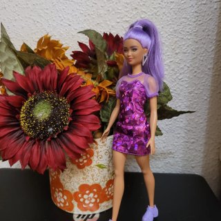 Muñeca Barbie fashionista Pelo Morado Vestido Rosa