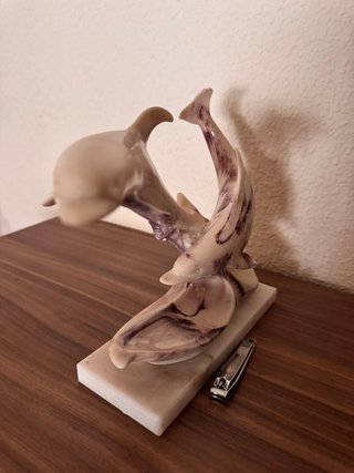 Escultura de delfines en alabastro