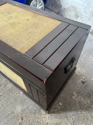 Baúl de madera y yute
