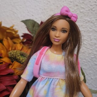Muñeca Barbie curvy con vestido tie-dye y mochila