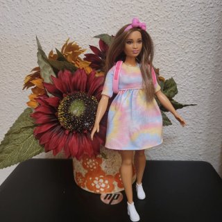 Muñeca Barbie curvy con vestido tie-dye y mochila