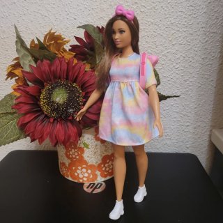 Muñeca Barbie curvy con vestido tie-dye y mochila