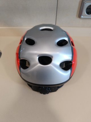 Casco  rojo y plateado