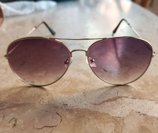 Gafas de sol aviador doradas y moradas
