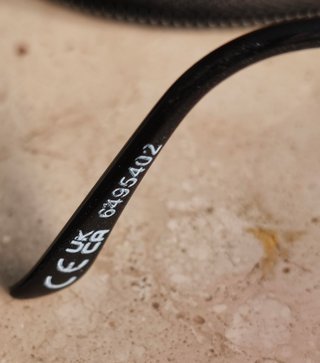 Gafas de sol aviador doradas y moradas