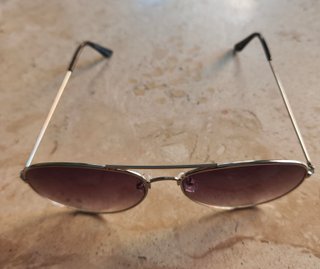 Gafas de sol aviador doradas y moradas
