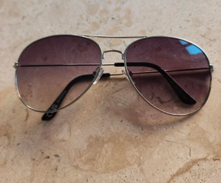 Gafas de sol aviador doradas y moradas