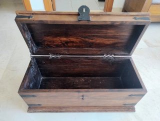 Baúl cofre de madera con herrajes de forja