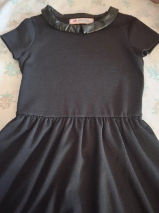 Vestido negro niña con cuello imitación piel.