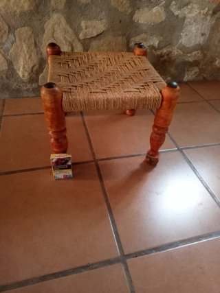 Banqueta de madera tejida