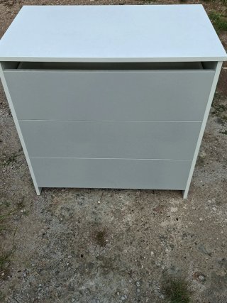 Cajonera blanca con tiradores de madera