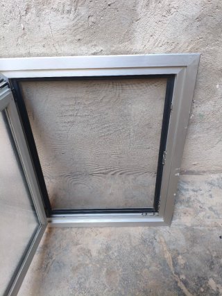 Ventana aluminio oscilobatiente con mosquitera
